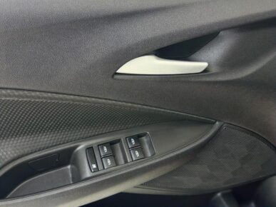 CHEVROLET ONIX PLUS 10TAT NB 2020 - Ampére Multimarcas - Veículos usados e semi novos à venda em Curitiba/PR